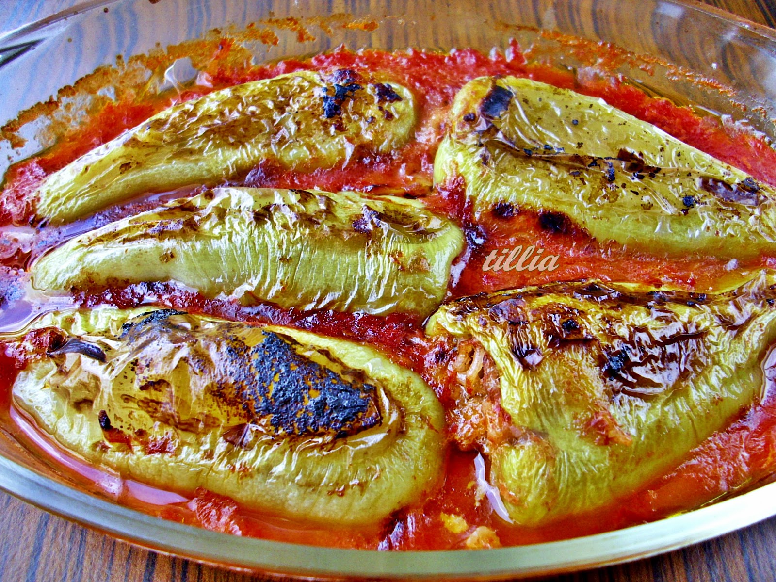 В кулинарния свят на tillia Печени пълнени чушки с кайма и ориз, залети с доматен сос