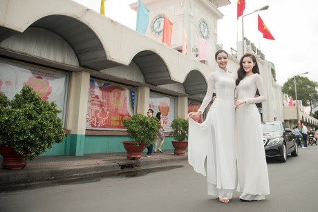 Ky Duyen cung Hoa hau Phap dien ao dai dao cho Ben Thanh - Anh 2