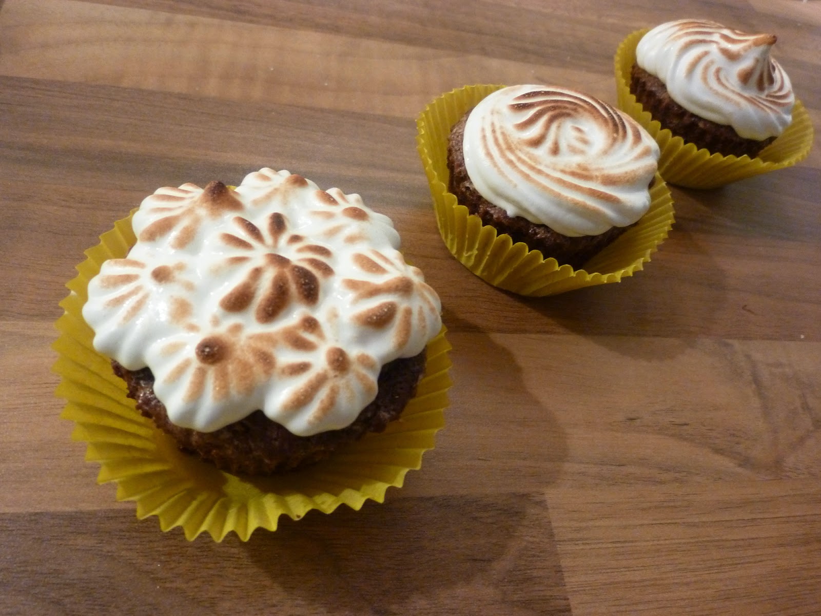 Woelkchen's Welt: Schokoladen Birnen Baiser Cupcakes Woelkchen's Welt: Schokoladen Birnen Baiser Cupcakes