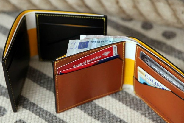 Isi dompet Pria biasanya kartu dan sedikit uang tunai Isi dompet Pria biasanya kartu dan sedikit uang tunai