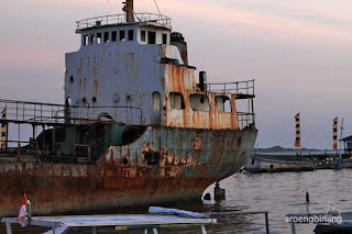 senja di dermaga kayu fort rotterdam makassar