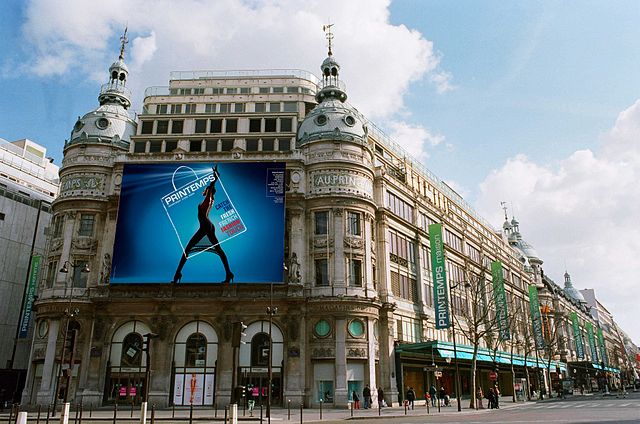 « Facade printemps » par Francis Peyrat — Printemps. Sous licence Domaine public via Wikimedia Commons - https://commons.wikimedia.org/wiki/File:Facade_printemps.JPG#/media/File:Facade_printemps.JPG