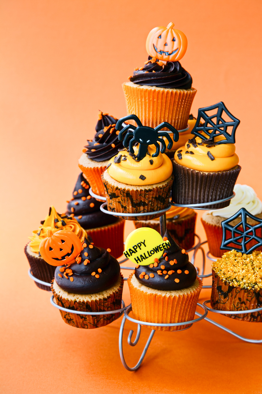 Pumpkin Themed Cupcakes | Halloween and desserts go hand-in-hand. So dress your desserts up to this Halloween. Check out these 21+ Best Halloween Inspired cupcakes for spooky Halloween. | delicious halloween desserts | scary desserts halloween | halloween sweets desserts | fun halloween desserts | best halloween desserts #desserts #cupcakes #sweets