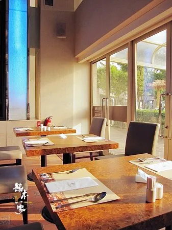 台中烏日泡湯賞夜景|清新溫泉飯店|美食百匯餐廳-休閒設施豐富