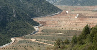 Fuente: https://www.eixdiari.cat/territori/doc/48859/ecologistes-en-accio-denuncia-incompliments-en-la-restauracio-de-labocador-del-garraf.html Vertedero del Garraf, clausurado, pero contaminante