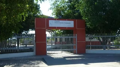 Niño tienen una semana sin luz y toman clases en cancha civica 