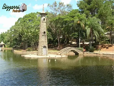 Construção de ponte com pedra paralelepípedo no lago.