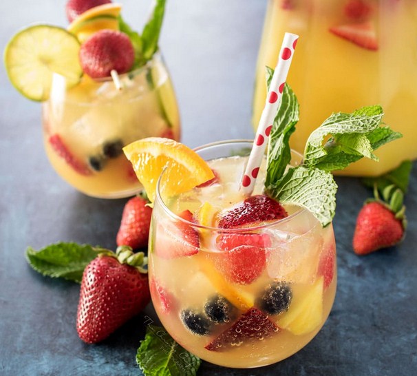 Sweet Summer Pineapple Punch 4 Ingredient + Fruit Sweet Summer Pineapple Punch 4 Ingredient + Fruit