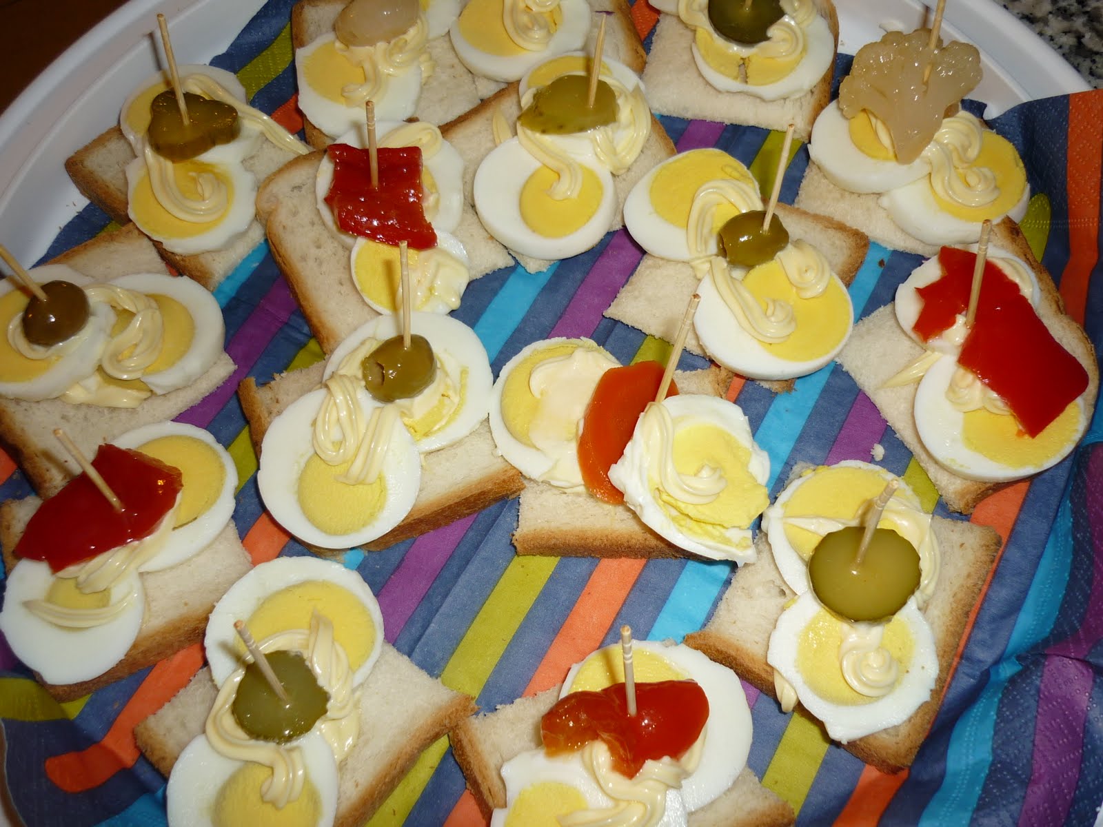 Tartine all'uovo, maionese e sottaceti