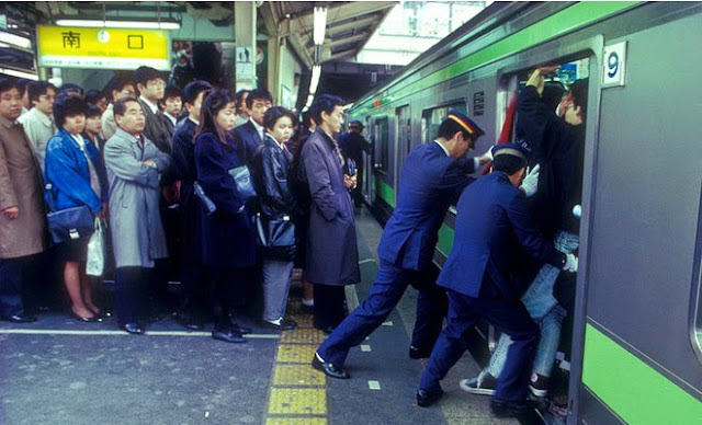 Oshiya, los empujadores del metro de Tokio, Japón