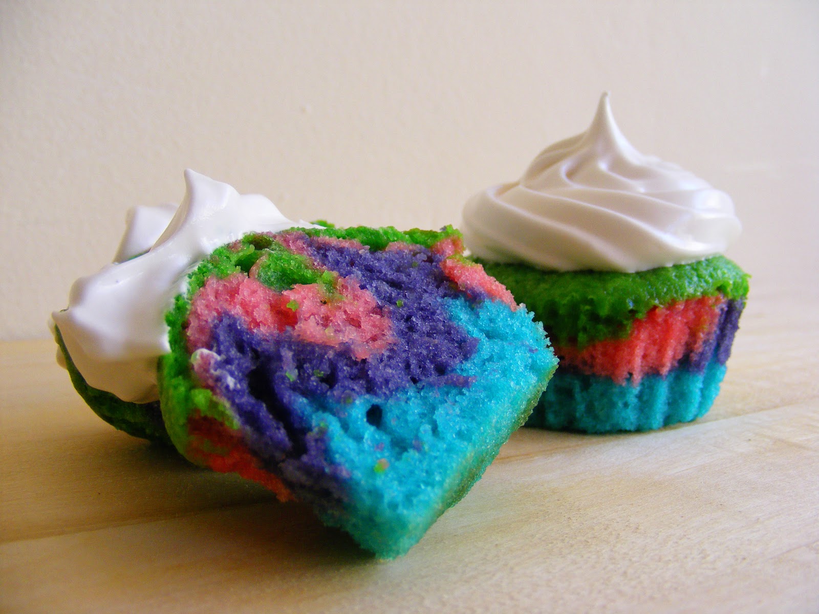 Tiltalende Presentasjon Av Regnbue Cupcakes
