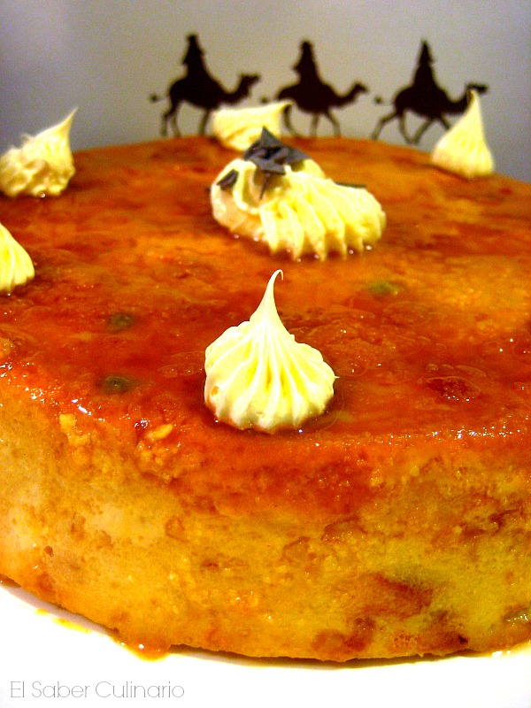 Pudin navideño de Roscón de Reyes con salsa de caramelo