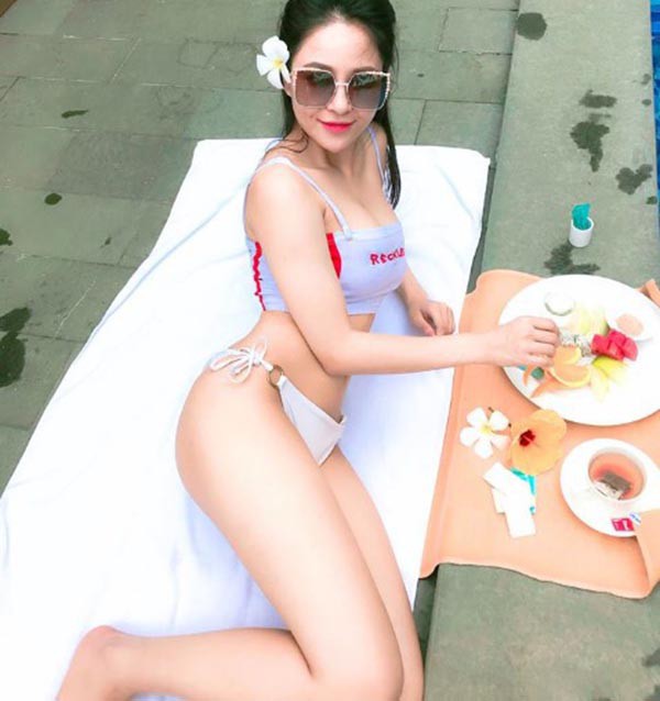 Hot girl World Cup Trâm Anh diện bikini, khoe lưng trần đầy gợi cảm, táo bạo