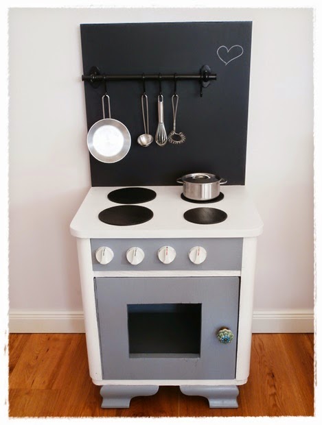 Kerstin & ich: Selbermachen | DIY-Kinderküche aus altem Nachtschränkchen