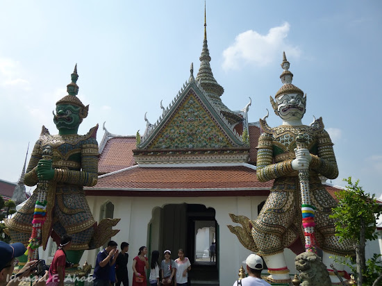 Statues of Indrajit and Sahatsadecha at Wat Arun