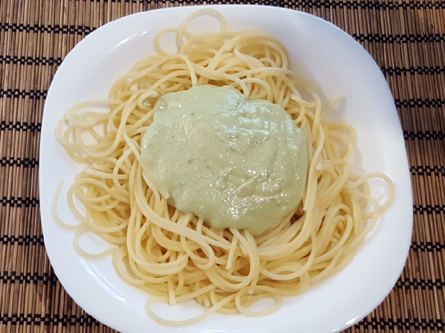 Al Rico Plato Espaguetis con salsa pesto y tres quesos (Thermomix)