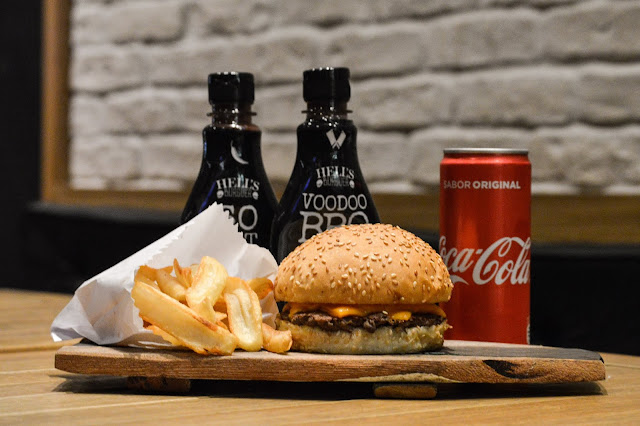 Hell’s Burger oferece diversas promoções e até batata grátis