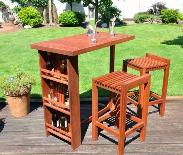 Table made of wood – set design and classic!