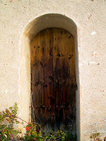 Detall de la porta d'accés a la capella de Sant Jaume, situada a la façana de migdia