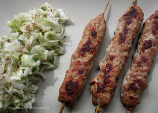 Kebab (in varianta mea) cu salata de varza si sumac