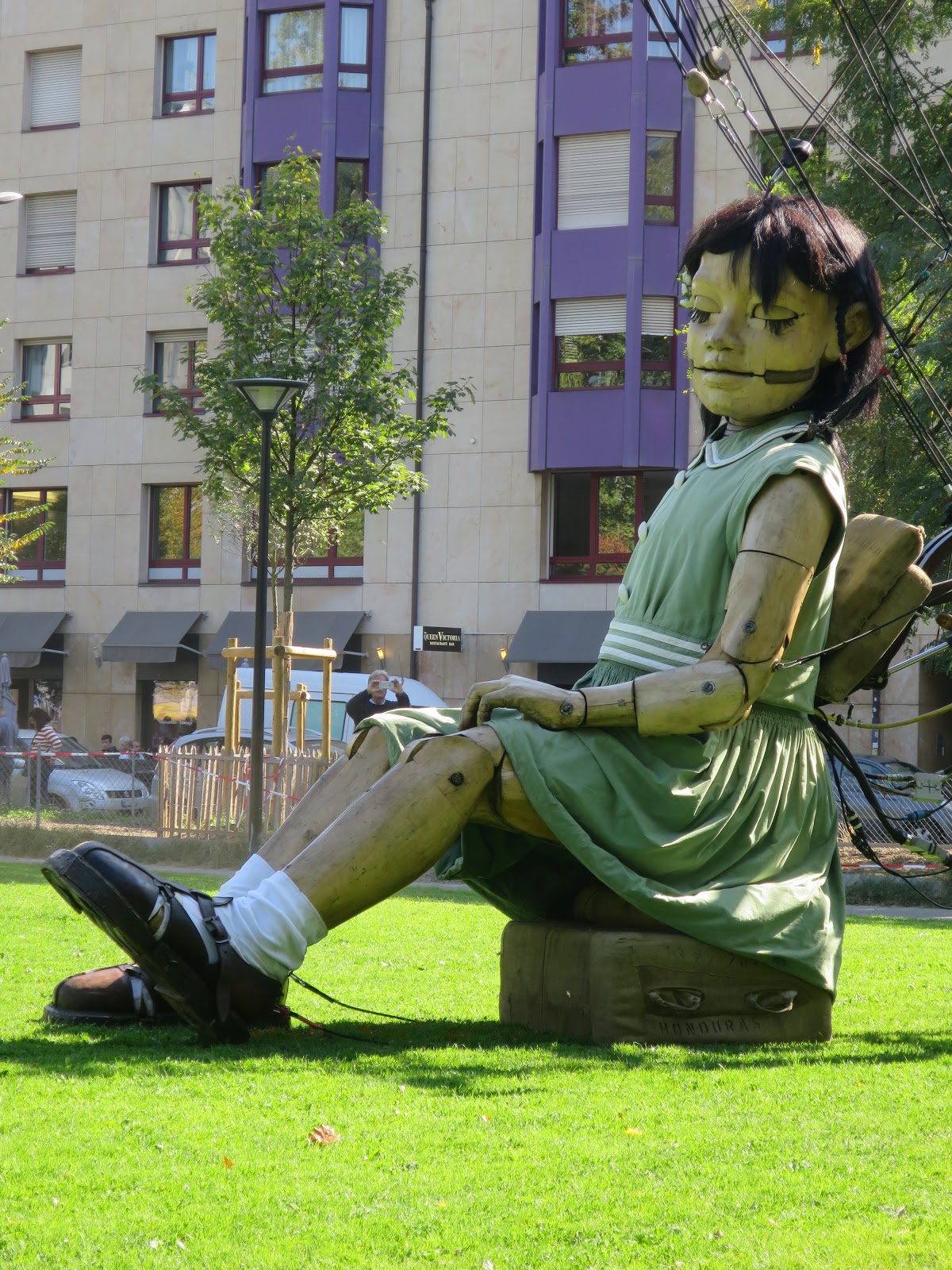 Béatrice De La petite fille géante à Carouge.