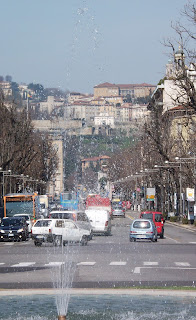 Viale Papa Giovanni XXIII links Bergamo's railway station with Porta Nuova