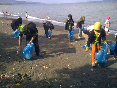 Bersih Pantai KOPIWANGI Komunitas Pecinta Wisata Banyuwangi Bersih Pantai KOPIWANGI Komunitas Pecinta Wisata Banyuwangi