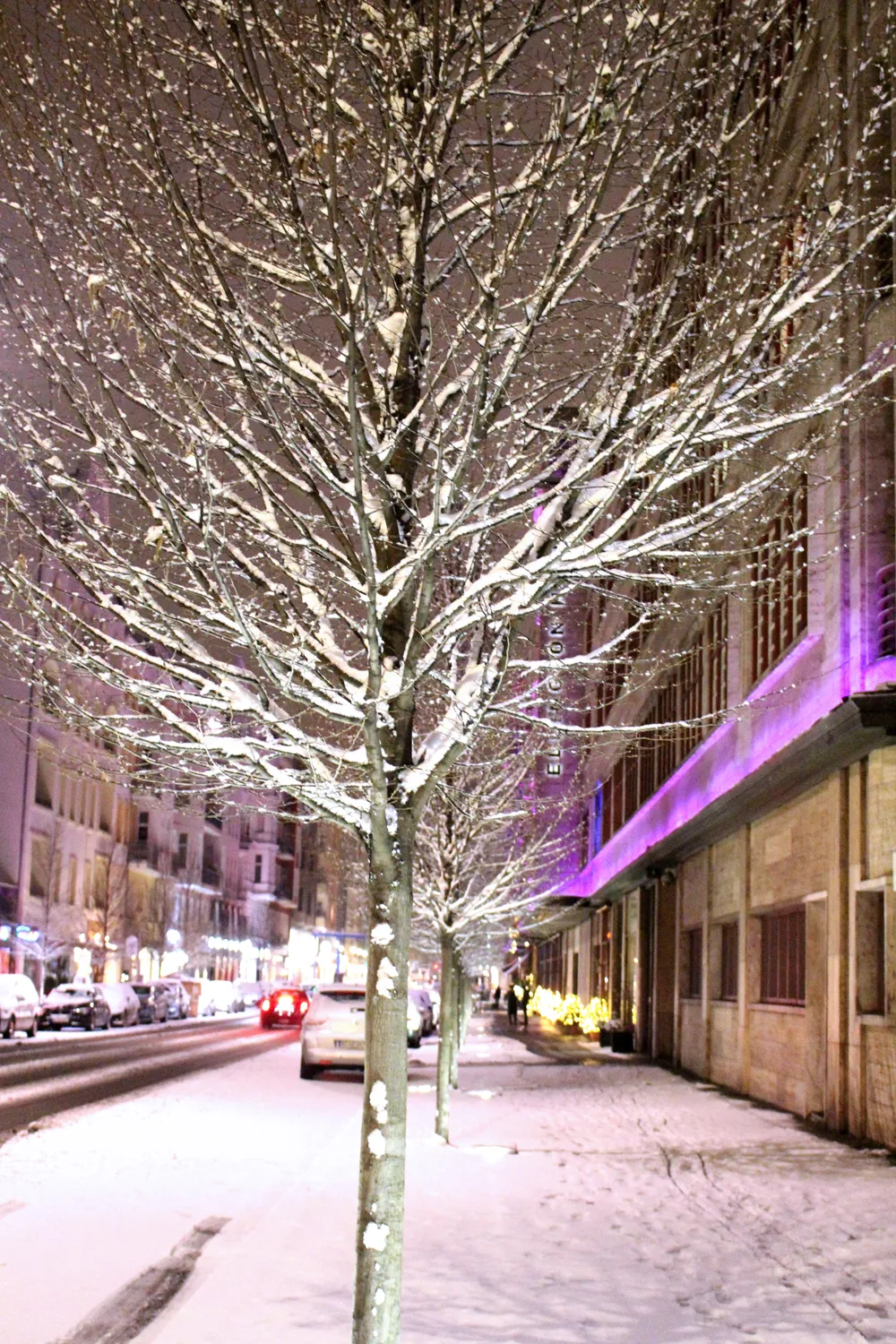 Snow outside the Ellington Hotel in Berlin - travel & lifestyle blog