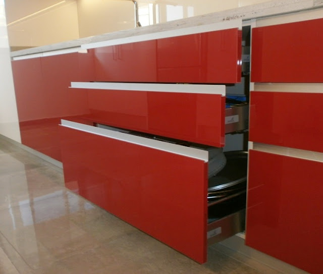 cocina-blanca-y-rojo-ferrari