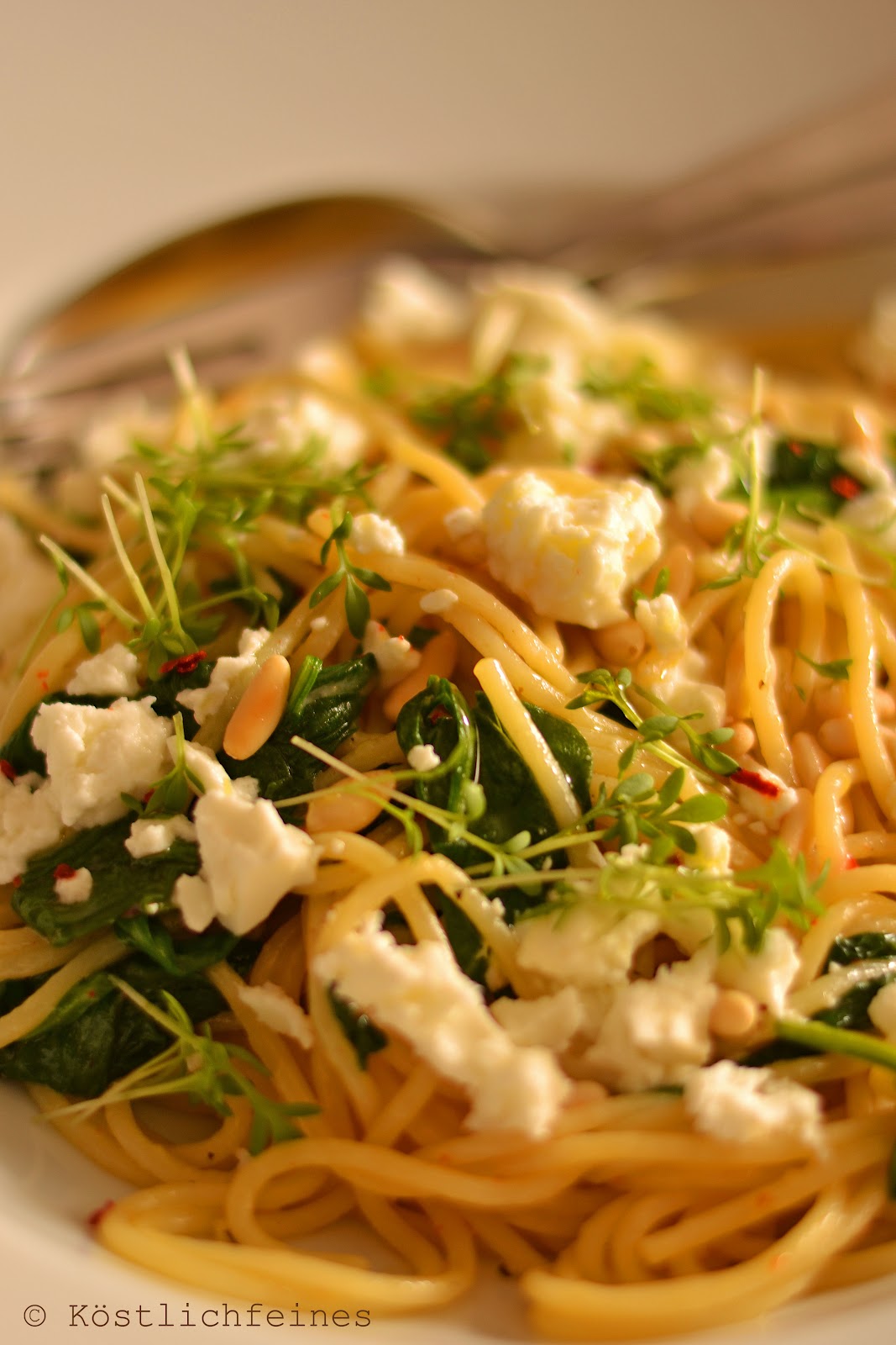 köstlichfeines: Spaghetti mit Spinat, Feta und Pinienkernen