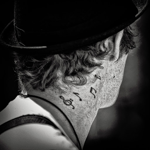 Música atraente tatuagem para homens no pescoço