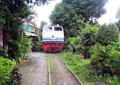 foto jalur kereta api depan rumah foto jalur kereta api depan rumah