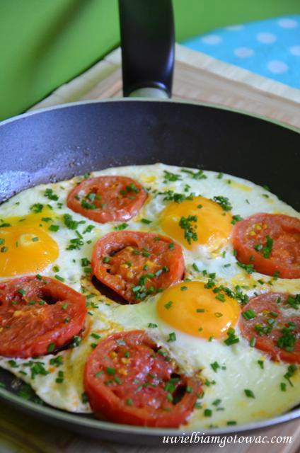 Jajka sadzone z pomidorami