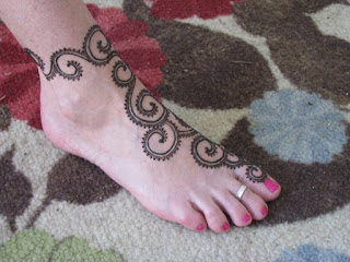 Ini adalah tato spiral keren dibagian kaki.