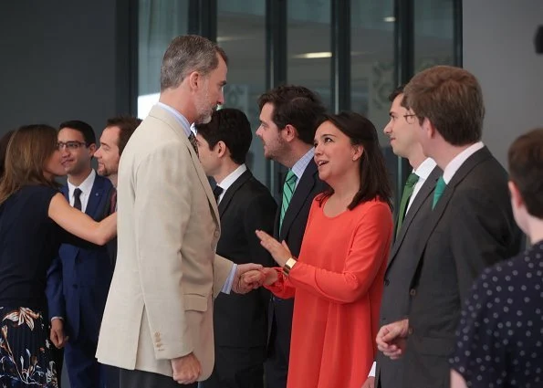 Queen Letizia wore Hugo Boss Viplisa Skirt and Magrit Hawa Leather Pumps and she carried Hugo Boss clutch bag