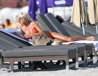Victoria Silvstedt on the sun bed at the beach in Miami