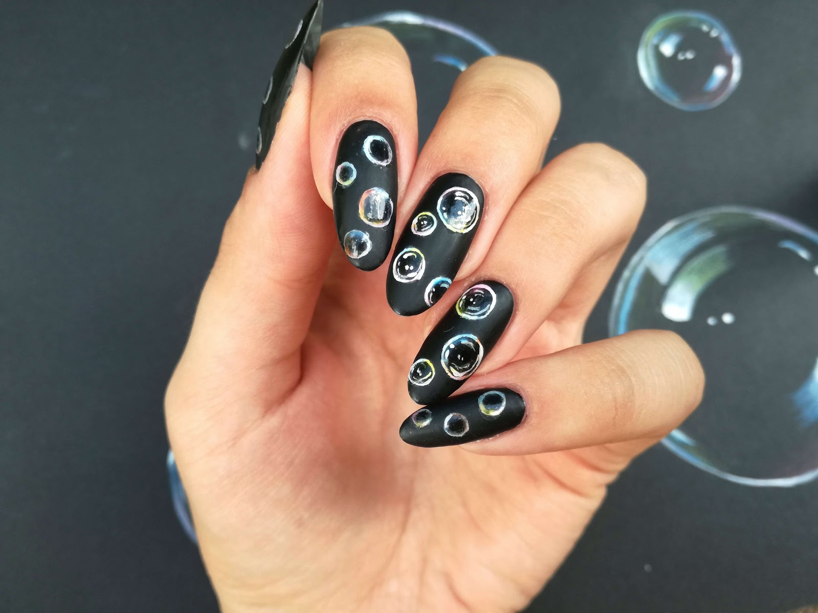 Czarne matowe paznokcie z bańkami malowanymi farbkami za 77 groszy