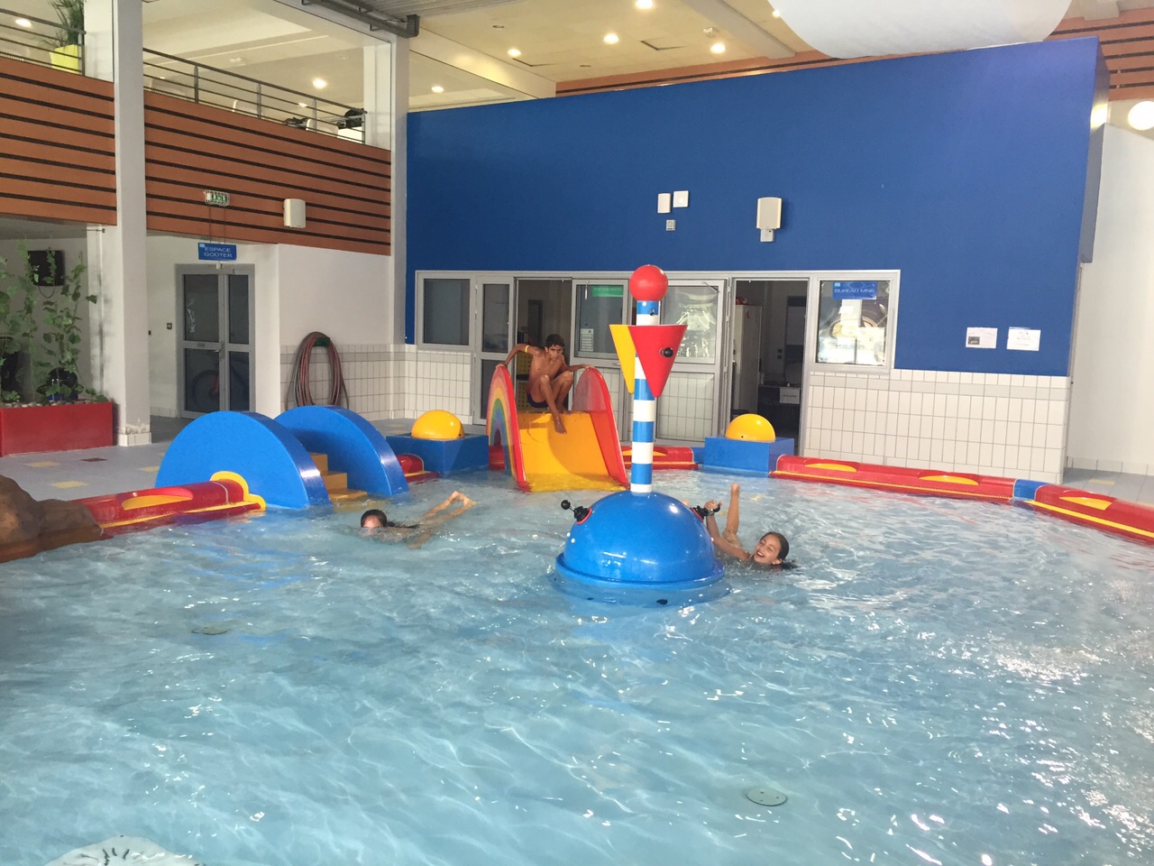  Les colis de la vie: Piscine de Moulins et soirée Fréro Delavega avec 