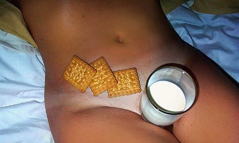 Sabato mattina :) biscotti e latte caldo lol come piace a te ups :)