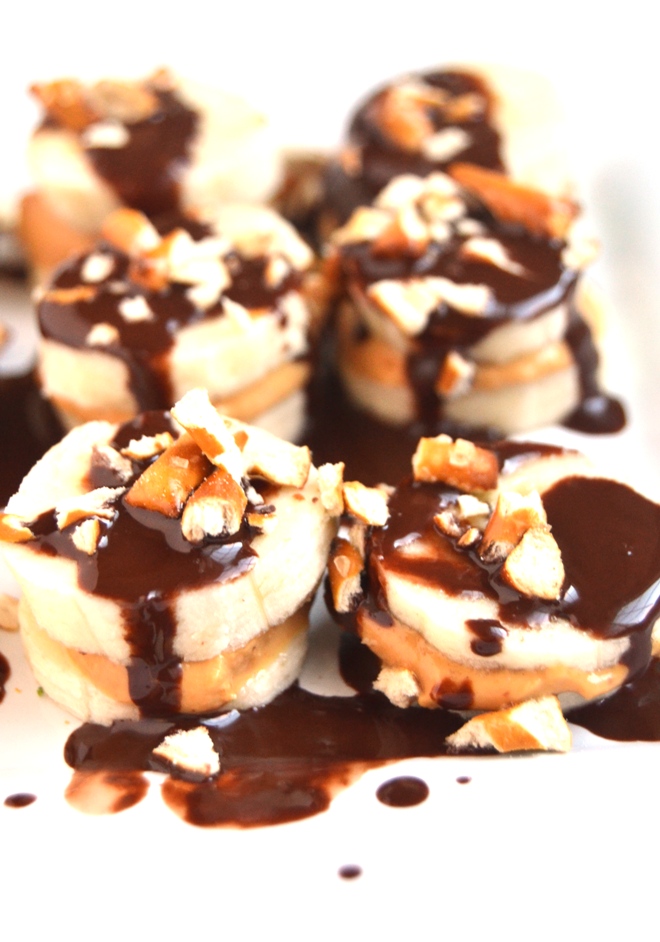 Chocolate Pretzel Peanut Butter Banana Bites are a simple 5 ingredient snack that takes 5 minutes to make! Enjoy frozen or regular. www.nutritionistreviews.com