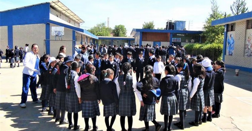 Estudiantes de Huancayo participan en primer simulacro de desastres Estudiantes de Huancayo participan en primer simulacro de desastres