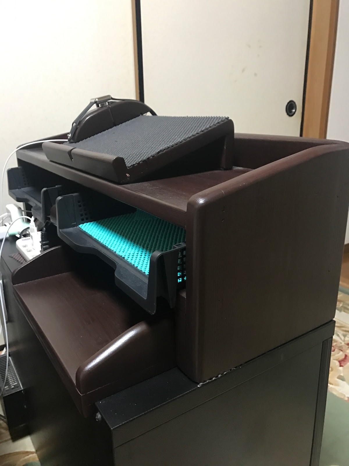 ・可動出来るトレイが付いていること。