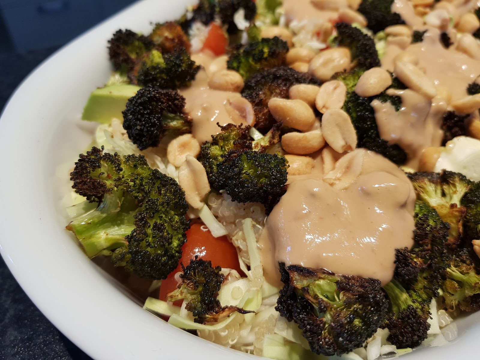 Amys eventyr Bagt broccolisalat med peanutbutter dressing