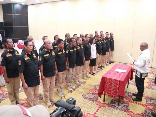 Klemen Tinal Lantik Pengurus Forum Sekda Kabupaten dan Kota Se–Papua Klemen Tinal Lantik Pengurus Forum Sekda Kabupaten dan Kota Se–Papua