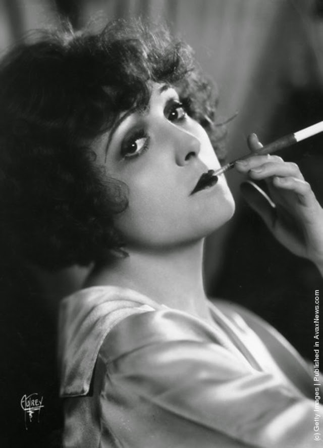 20 Black and White Portraits of Women with Cigarettes From the 1920s