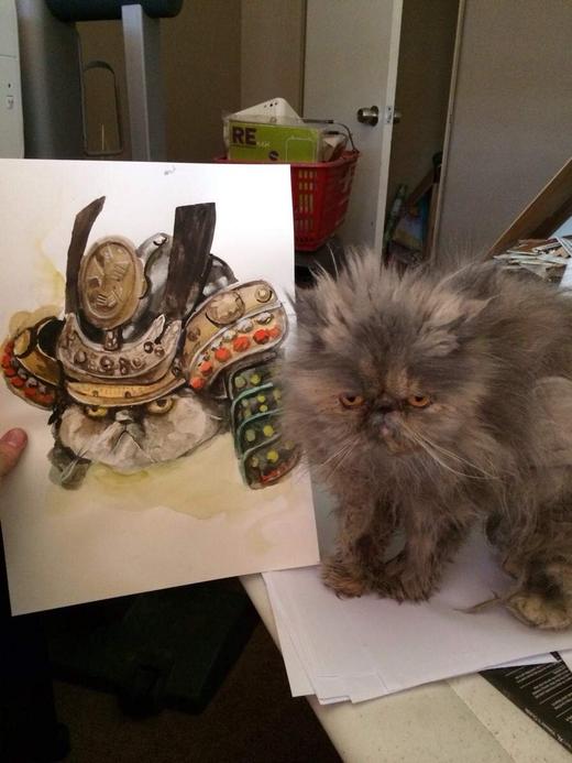 смешной котенок и его портрет