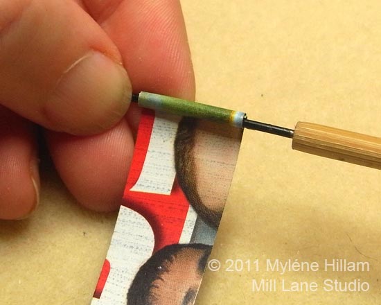 Rolling a paper strip in the paper bead rolling tool
