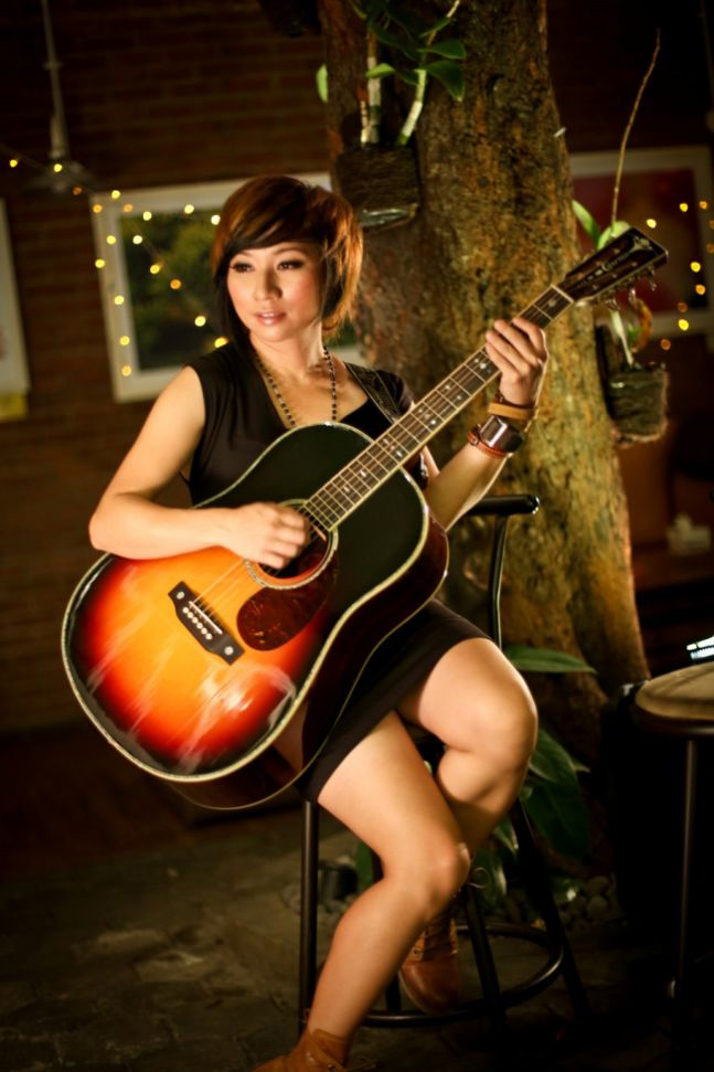 wanita cantik main gitar main gitar sambil nyanyi