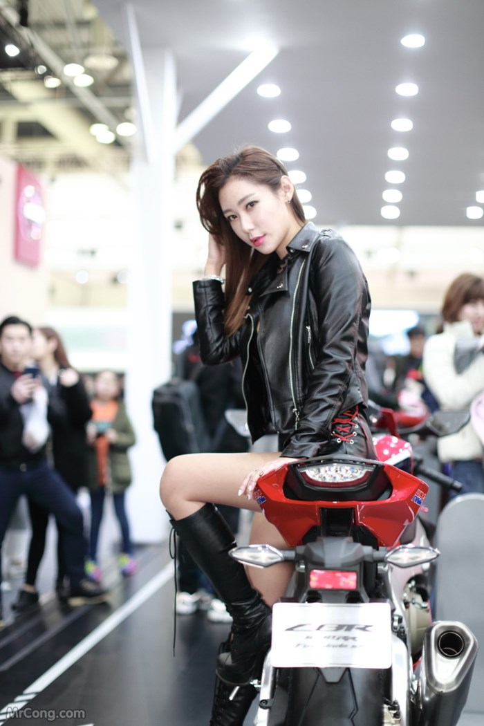 Kim Tae Hee&#39;s beauty at the Seoul Motor Show 2017 (230 photos) photo 6-10