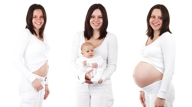 Drei Frauen, zwei schwanger, eine mit Baby